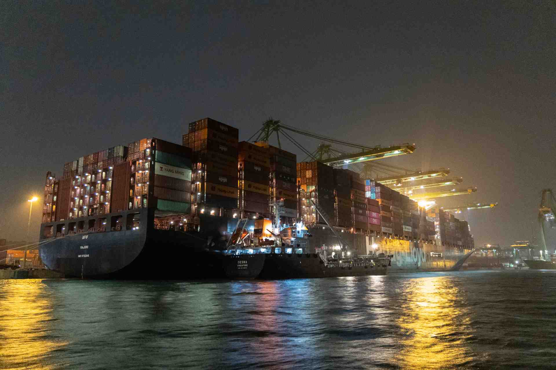 Bunkering barge operating in Singapore alongside Hapag-Lloyd containership
