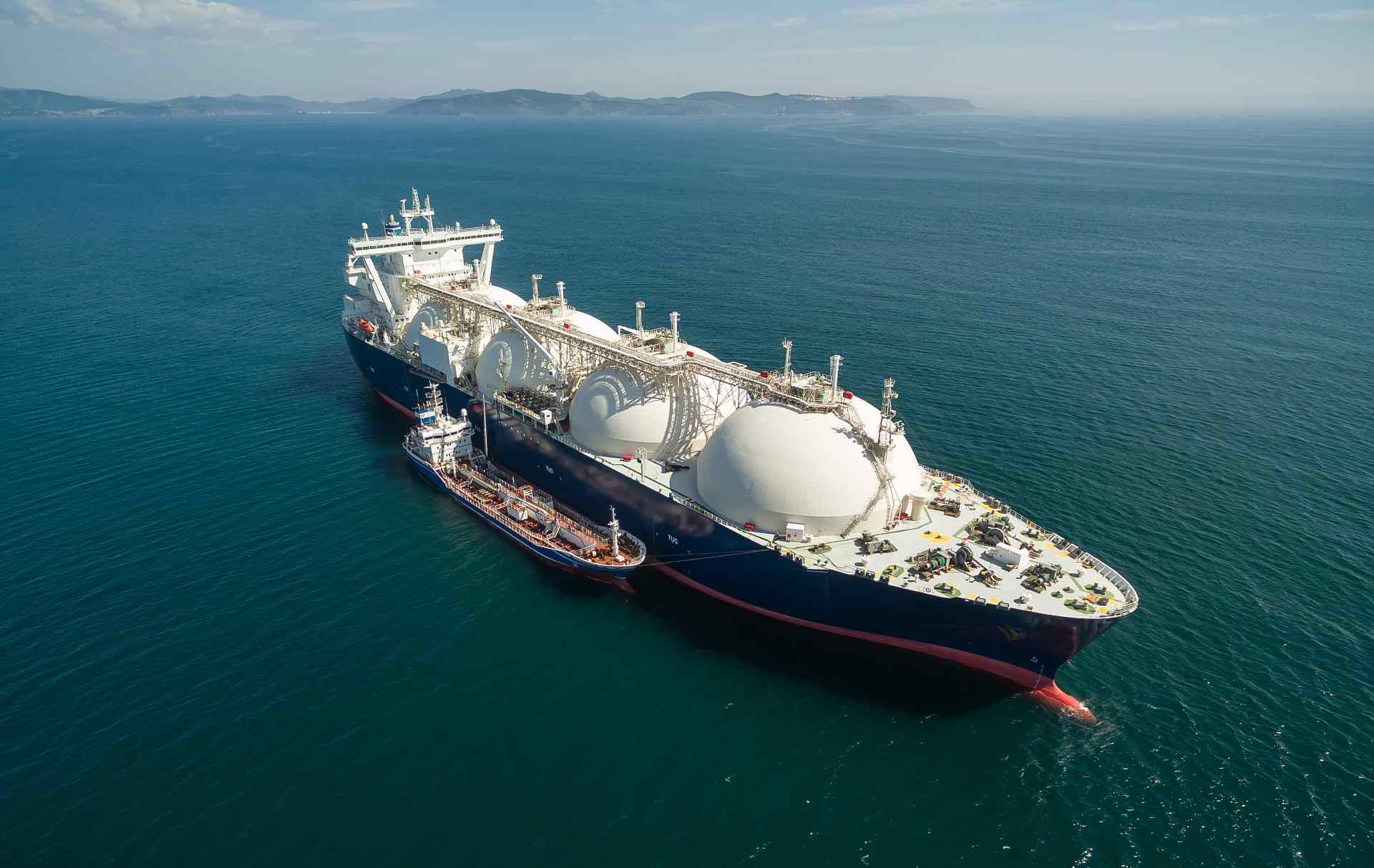 REDUCING EMISSIONS IN THE SHIPPING INDUSTRY THROUGH LNG