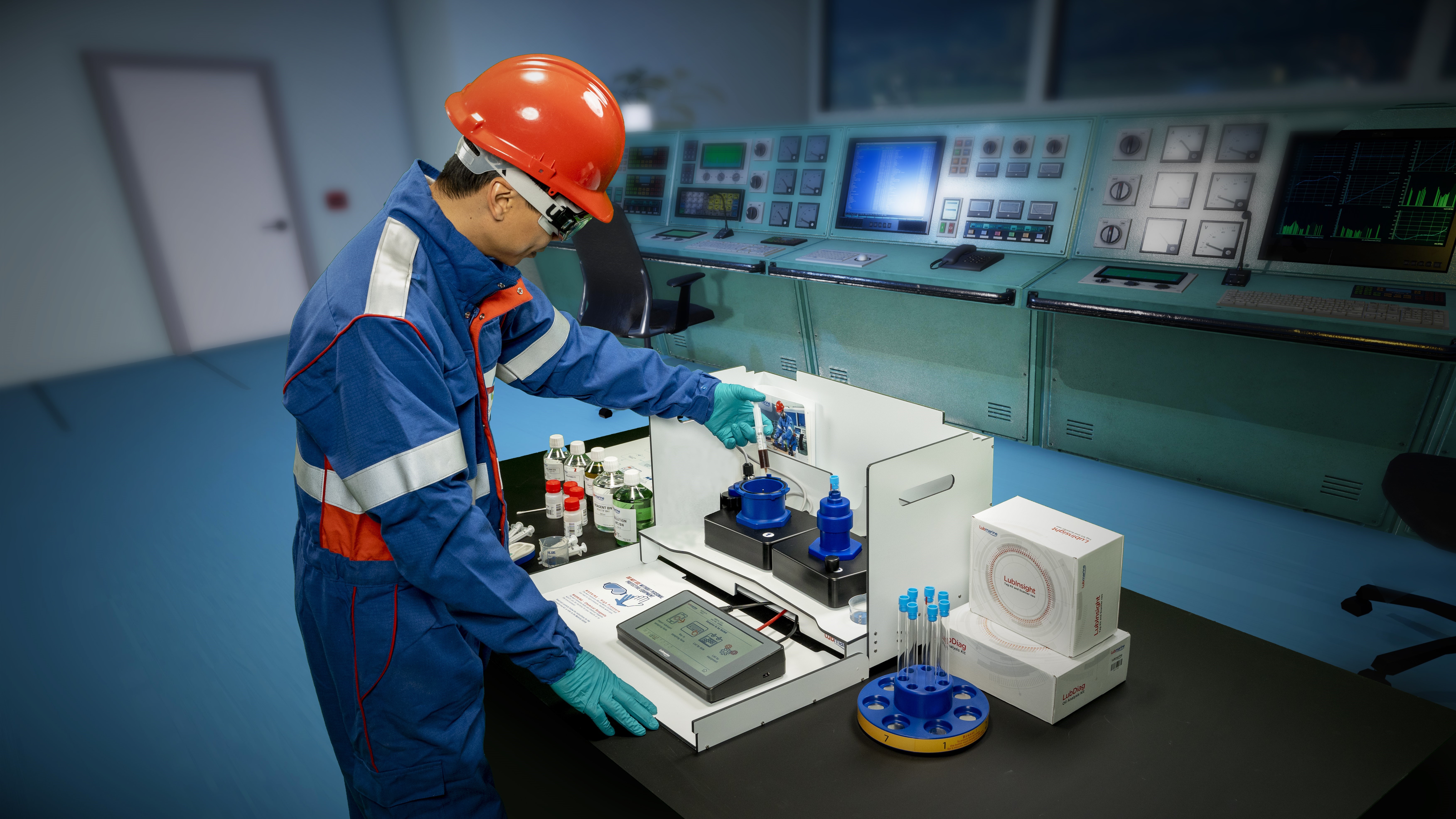 Lubmarine Operator Using a LubInsight Neo Kit onboard