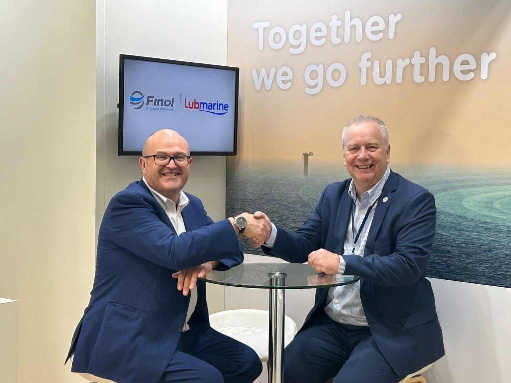 Finol and Lubmarine representatives shaking hands