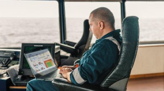 Vessel operator consulting LubPortal on its laptop