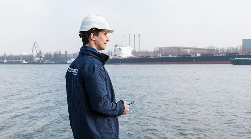 Lubmarine worker