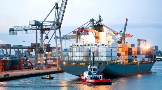 ©TotalEnergies, Adobestock Container vessel at berth with a tug