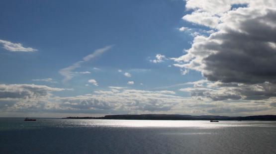 (c)Gerard Uferas, TotalEnergies Pictore of the ocean bathed in sunrays and the blue sky with a vast horizon