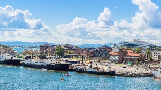https://lubmarine.totalenergies.com/sites/default/files/event-images/Lubmarine_Norshipping2023_Adobestock.jpg Port view of Oslo with a cruise vessel in background