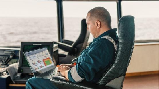 Vessel operator consulting LubPortal on its laptop